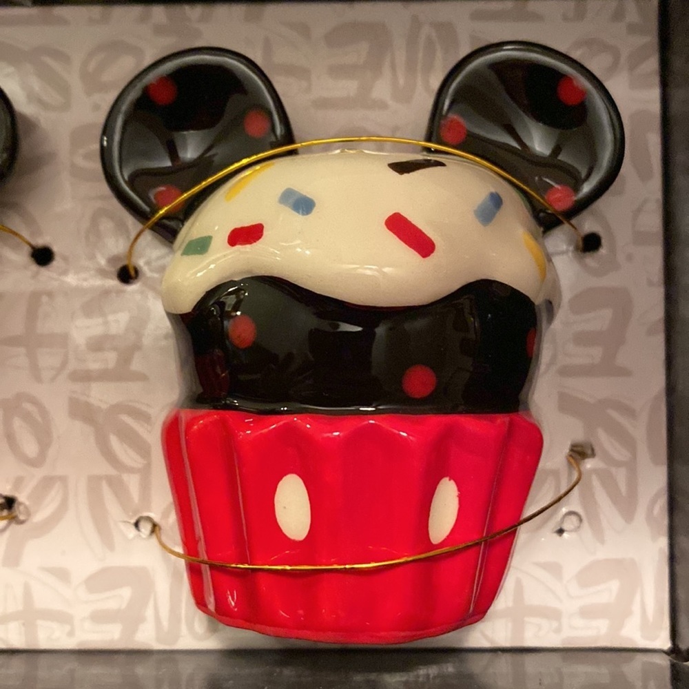 DISNEY Mickey & Minnie Cupcake Ceramic Salt & Pepper Shakers - Picture 3 of 3